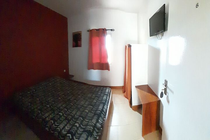 Room 4 of 9