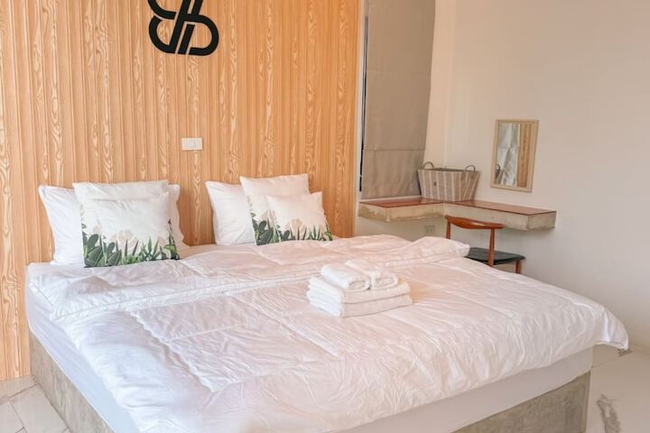Room 5 of 32