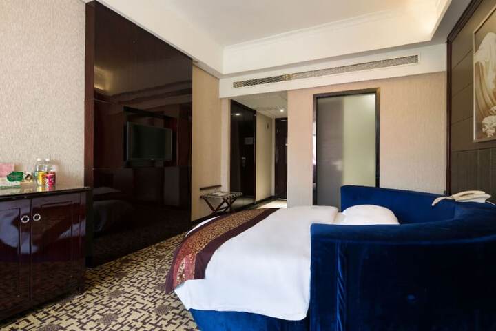 Room 5 of 32