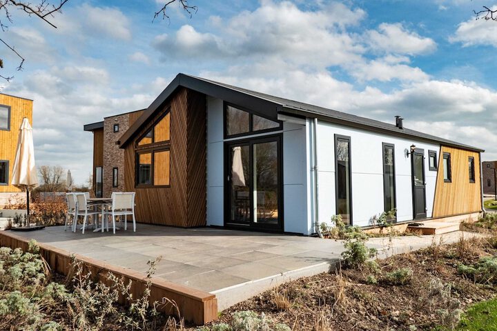 Nice Chalet With Combi Microwave, Near the Maas in Kerkdriel