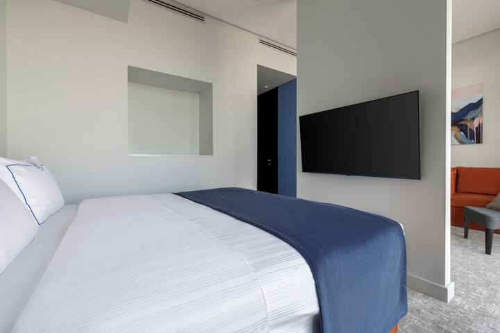 Room 10 of 28