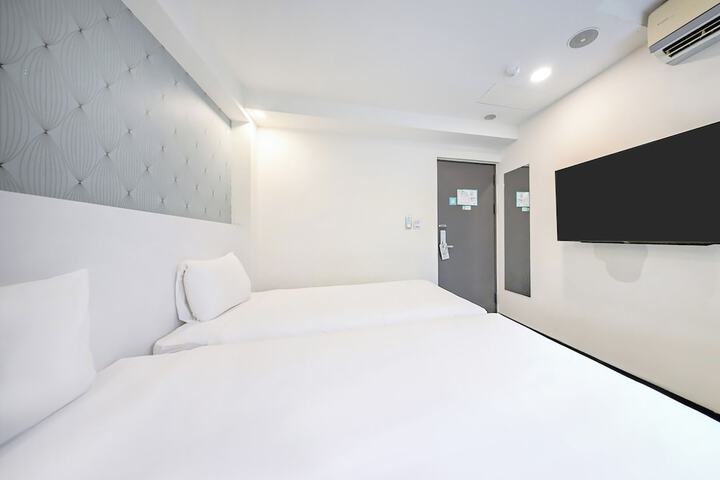 Room 34 of 83