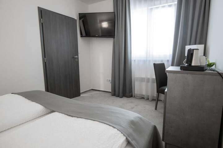Room 9 of 42