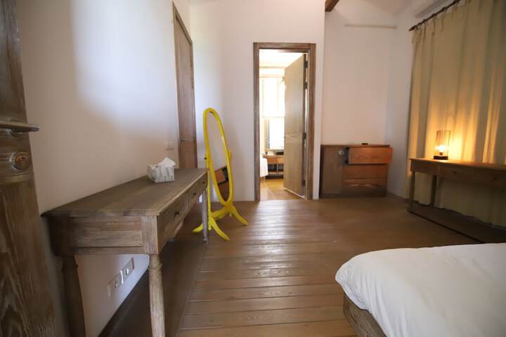 Room 18 of 102