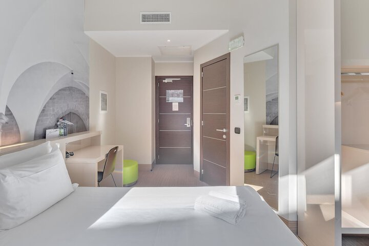 Room 9 of 36
