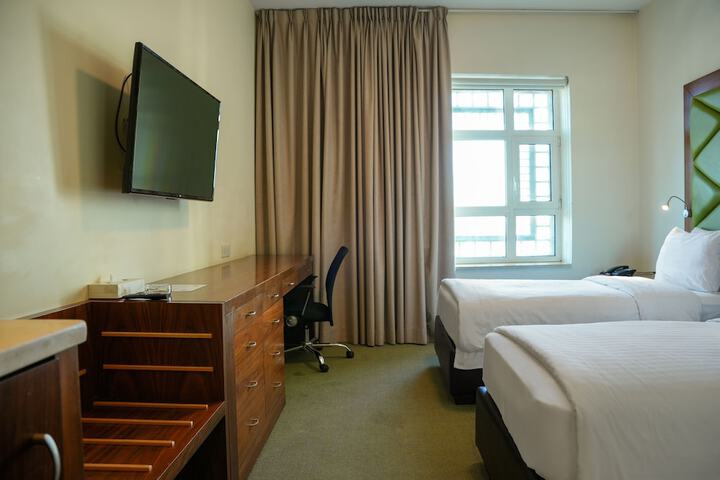 Room 33 of 64
