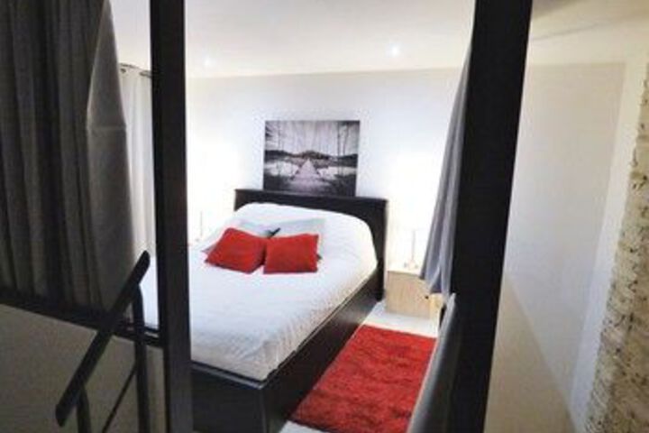 Room 5 of 12