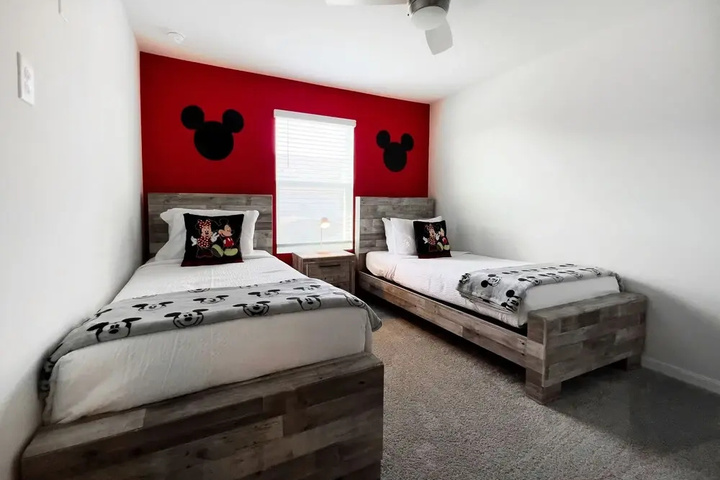 Room 5 of 33