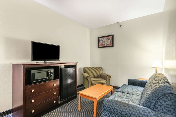 2 Queen Beds (2 of 8)