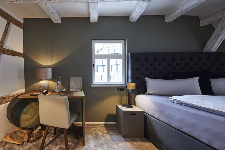 Room 7 of 32