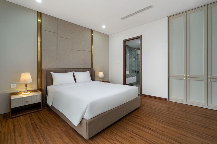 Room 10 of 42