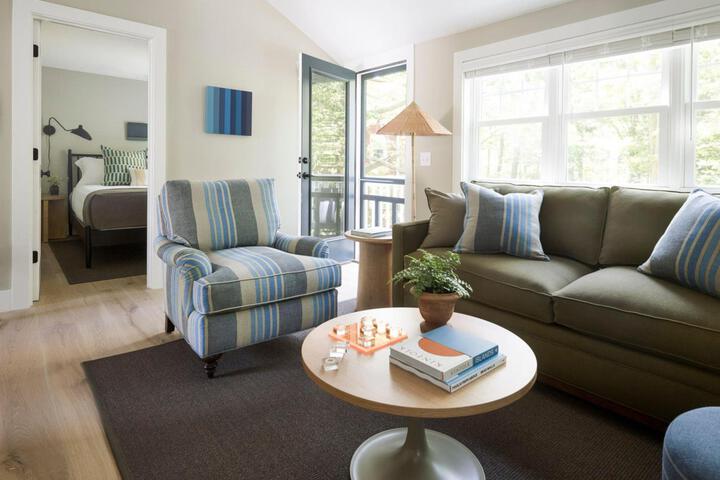 Lounge 8 of 24