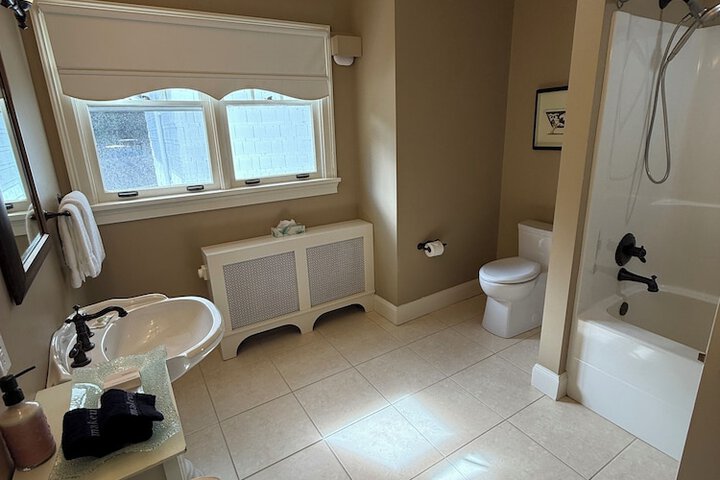 Room 32 of 46
