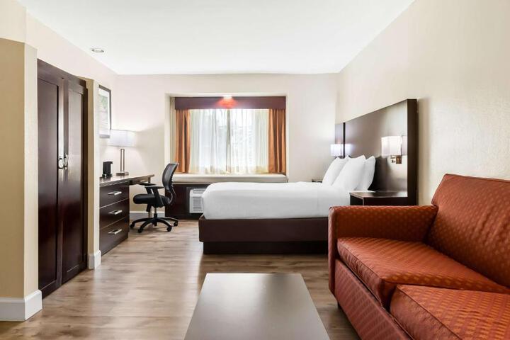 1 Queen Bed Microwave and Refrigerator Sofa Bed High Speed Internet Accessible Full Breakfast (11 of 21)