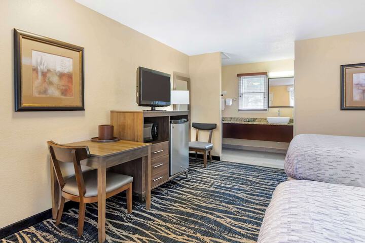 2 Queen Beds Mountain View Microwave and Refrigerator High Speed Internet Accessible Co (6 of 6)