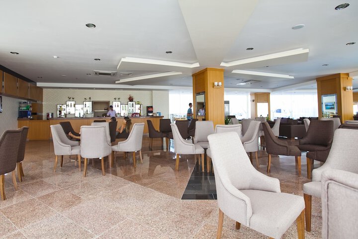 Lounge 64 of 69