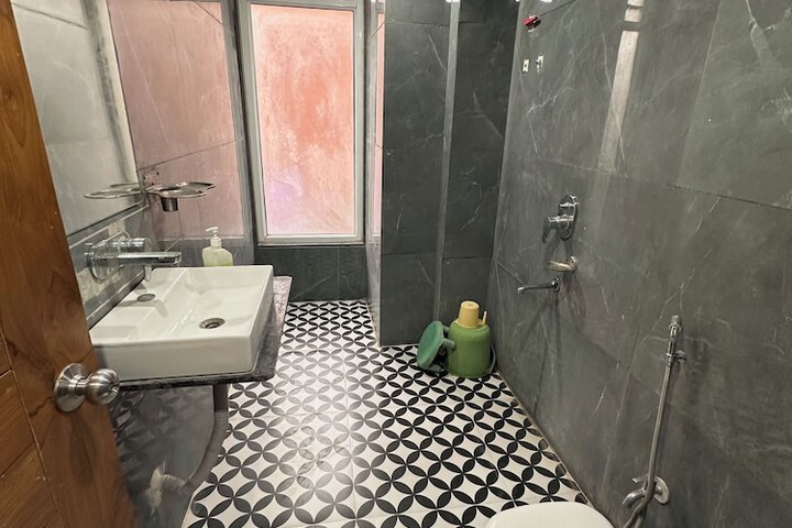 Room 4 of 8