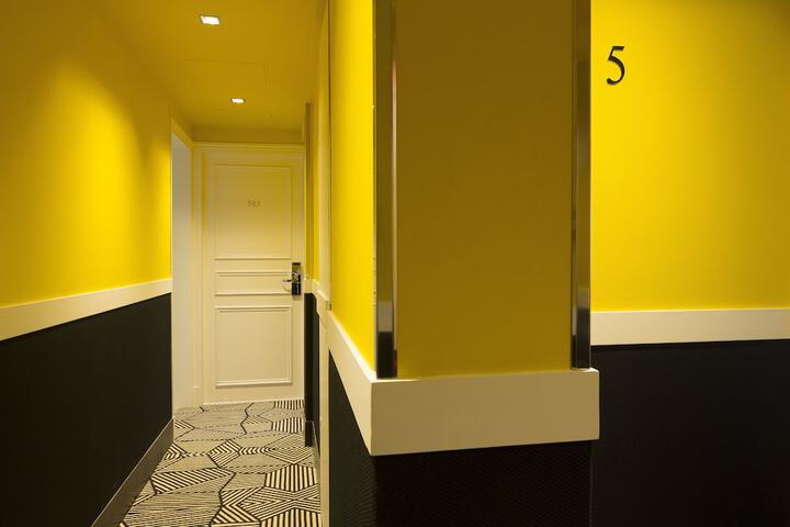 Ballroom/Hall 27 of 28