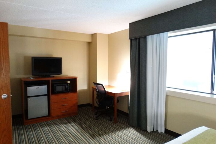 1 King Accessible Comms Assist Bathtub Microwave, Refrigerator Sofa Bed Full Breakfast (18 of 19)