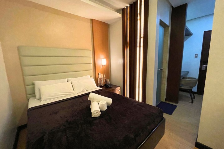 Room 27 of 73