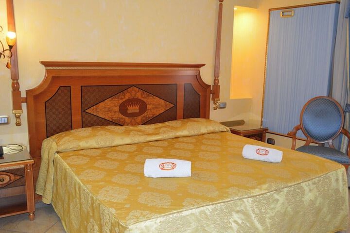Room 5 of 77
