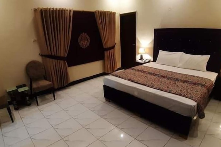Room 6 of 9