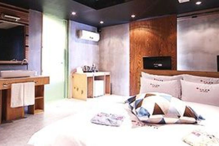 Room 8 of 19