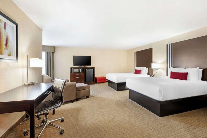 2 Queen Accessible Comm Assist Bathtub Microwave, Refrigerator WiFi Full Breakfast (11 of 11)