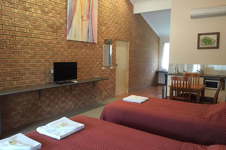 Room 6 of 33