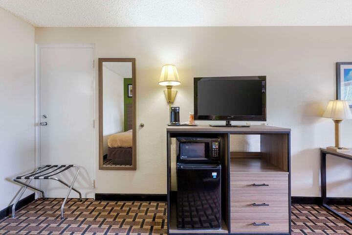 Double Bed Accessible (6 of 9)