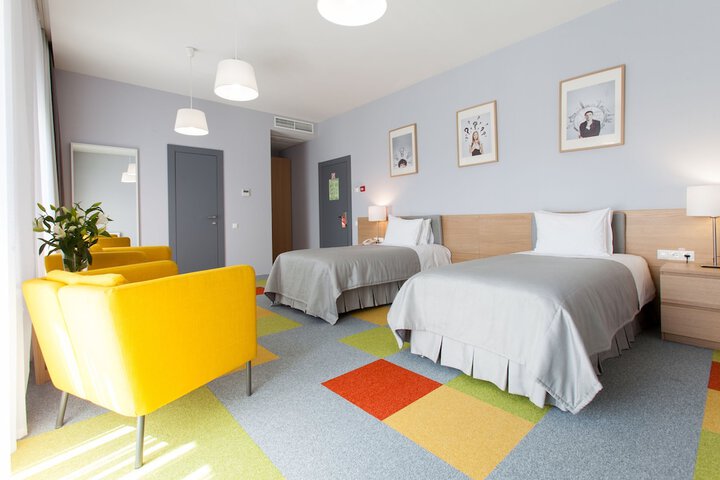 Room 11 of 32