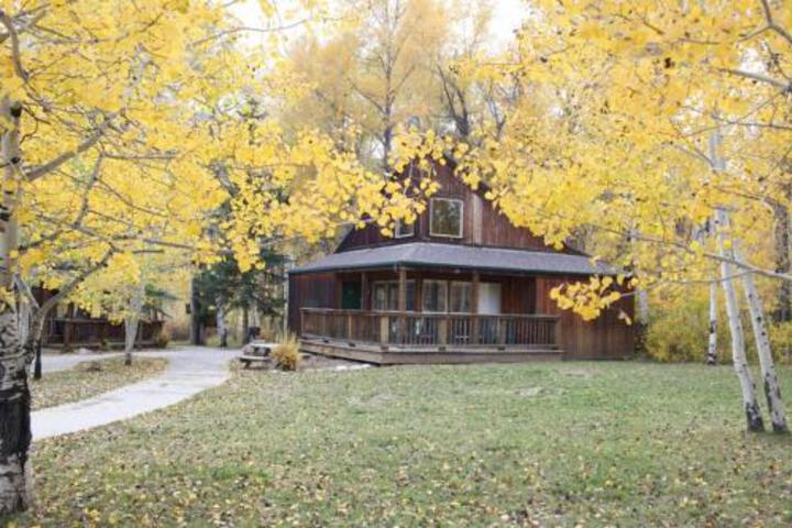 Exterior of Mt. Harvard Chalet at Creekside Chalets Cabin