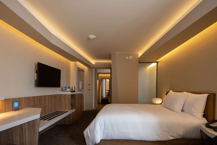 Room 7 of 77