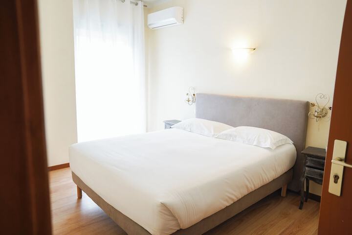 Room 9 of 32