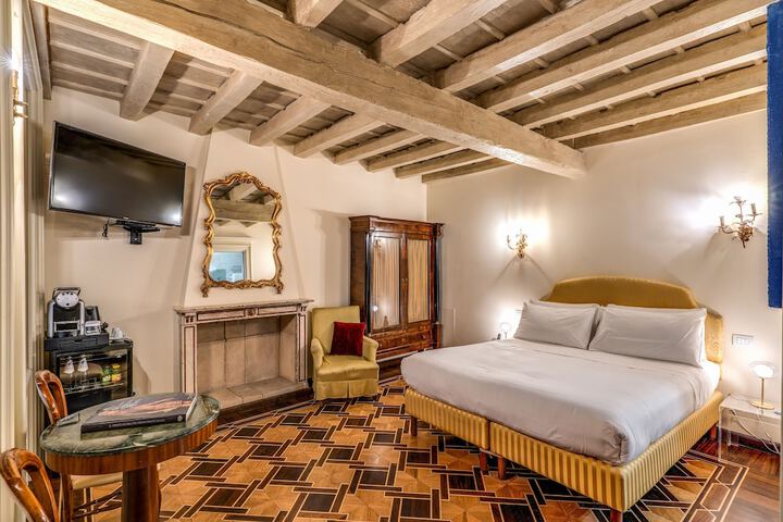 Room 4 of 32