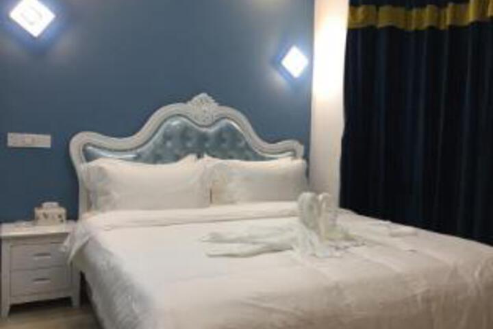 Room 4 of 6