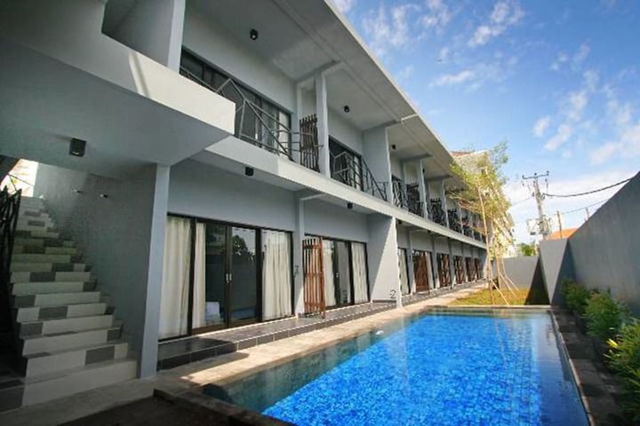 Hotel with Pool