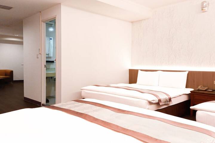 Room 32 of 79