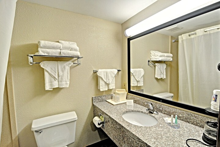 2 Queen Beds Accessible (3 of 17)