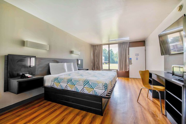 1 King Bed (5 of 7)