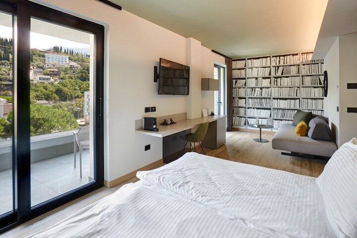 Room 15 of 52