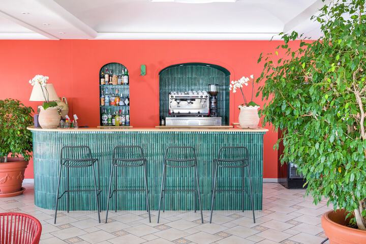 Lounge 46 of 59