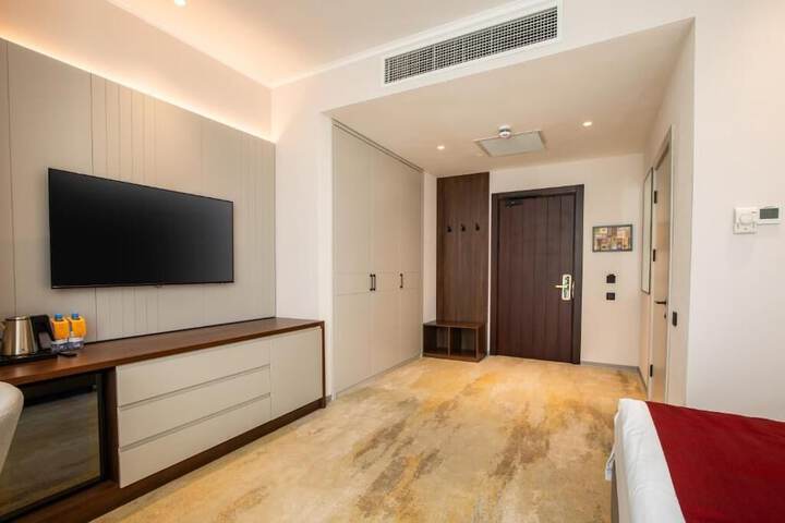Room 7 of 93
