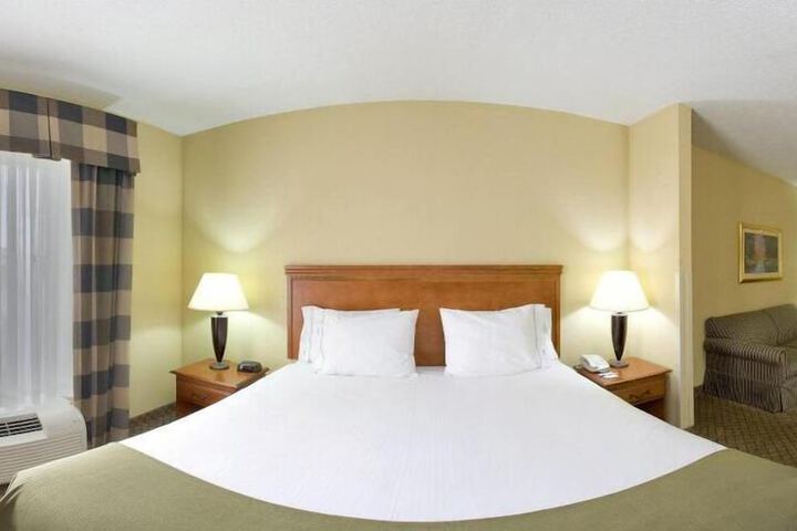 1 King Bed (2 of 14)