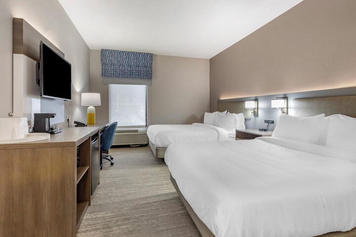 2 Queen Beds (7 of 9)