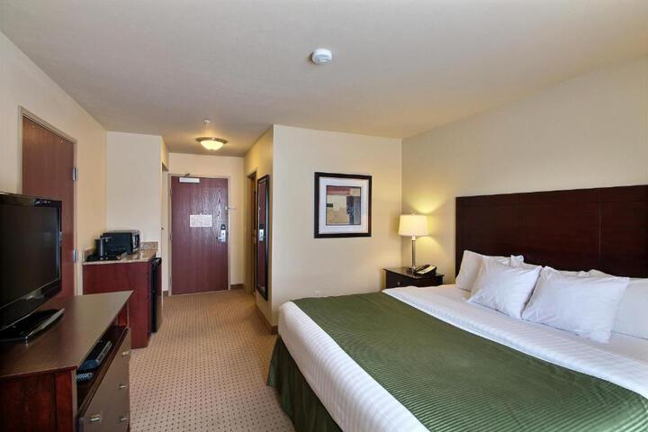 1 King Bed (2 of 2)
