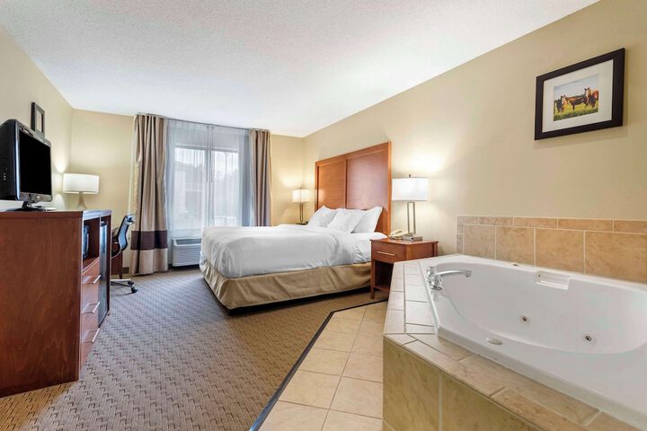 1 King Bed (2 of 32)