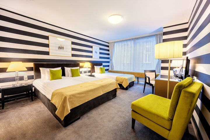 Room 32 of 62