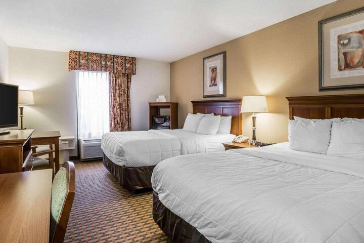 2 Queen Beds (5 of 9)