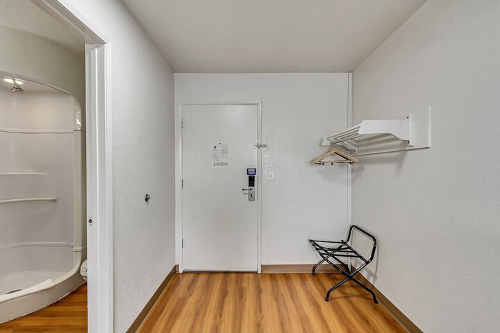 Room 42 of 101